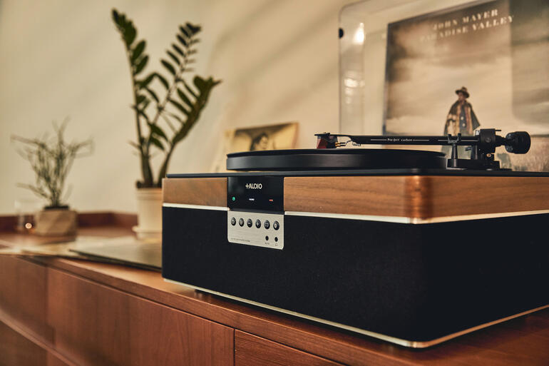 Nahaufnahme des All-In-One-Plattenspielers mit transparentem Deckel