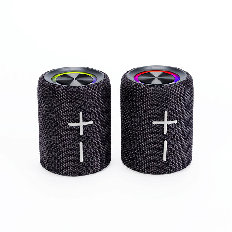 Dank teilbarem Bluetooth-Lautsprecher hören Sie Ihre Lieblingsmusik von Smartphone, Tablet, ... auf Wunsch in echtem 360°-Stereoklang. Teilbarer Bluetooth Stereo-Lautsprecherpaar in Schwarz auf weißem Hintergrund.