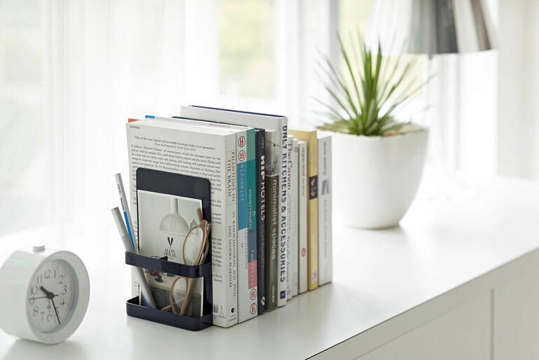 Buchstütze im 2er-Set, schwarz, mit Platz für Stifte und Notizen.