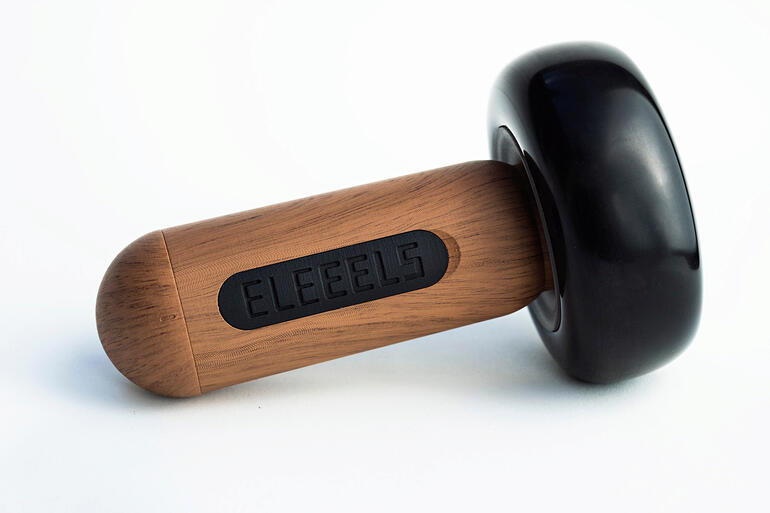 Den flachen Hot-Stone nutzen Sie zum gleichmäßigen Ausstreichen größerer Muskelbereiche, zum Auflegen, für lockernde Rollmassagen, ... Flacher Hot-Stone Akku-Massagestab mit Holzgriff und schwarzem Massagekopf.
