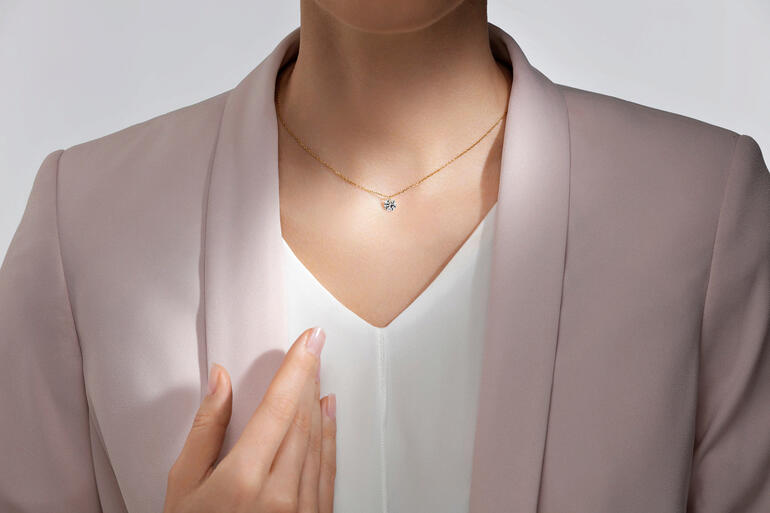 Dekorative Halskette mit schwebendem Moissanit-Anhänger, getragen von einer Person.