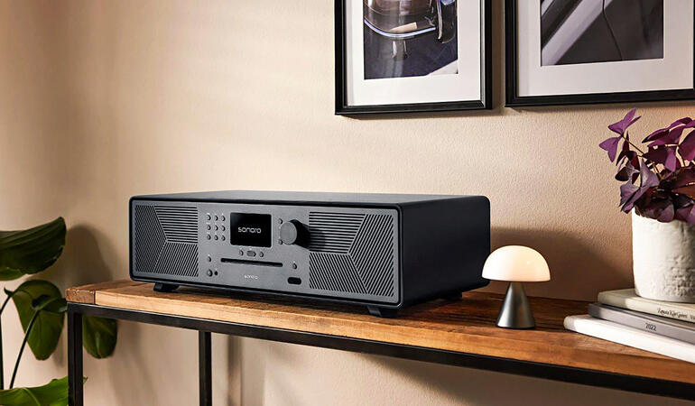 Schwarzes MEISTERSTÜCK Gen.2-Multi-Radio auf einer Holzablage.