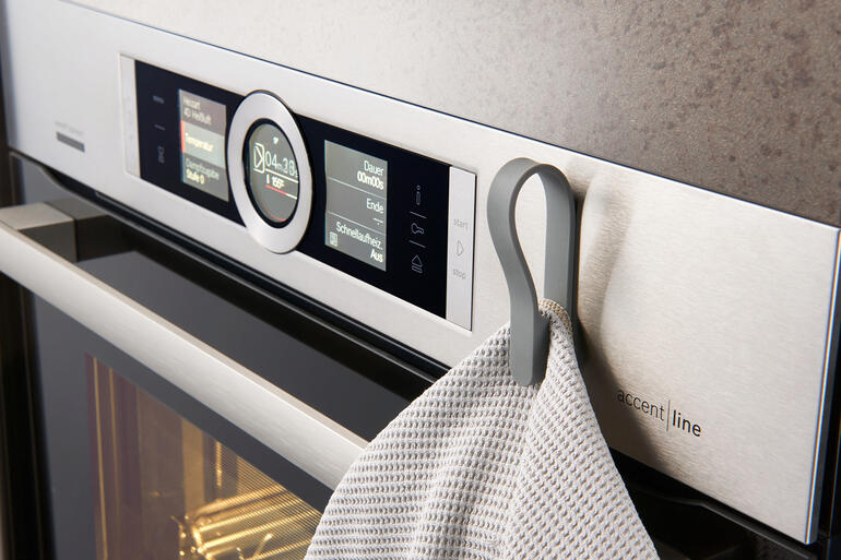 Magnetische Handtuchhalter auf dem Backofen mit Geschirrtuch.