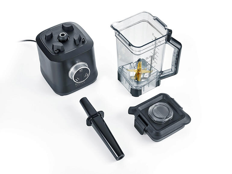 Komplett mit 2 l-Tritan©-Mixbehälter, 8-fach Messer-System, Deckel mit intelligentem Sicherheitsverschluss, Stößel und rutschfestem Sockel. Mixerset mit Zubehörteilen auf der Fläche.
