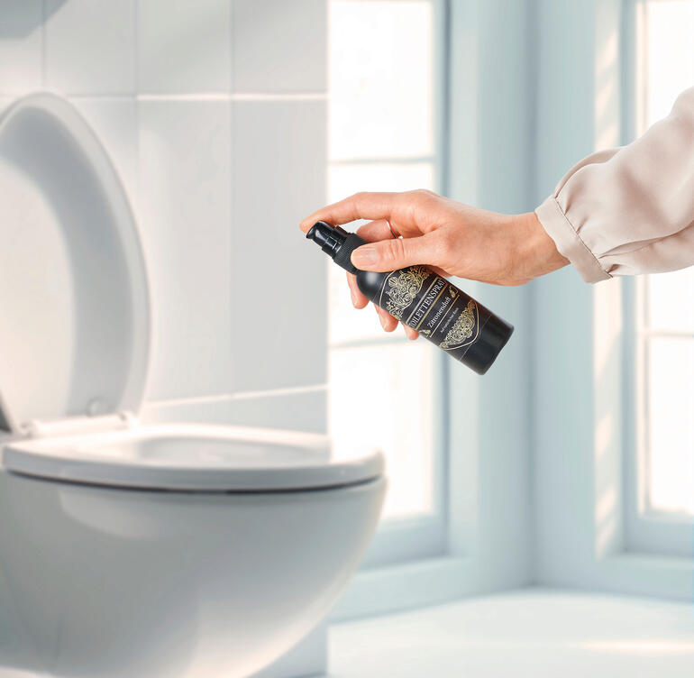 Einfach vor Benutzung 3 - 6 Sprühstöße in die Toilette geben – so sorgen Sie immer für eine frische Atmosphäre in allen Toiletten-Räumen. Hand sprüht Zitronen-Duft Toilettenspray auf die Toilette.