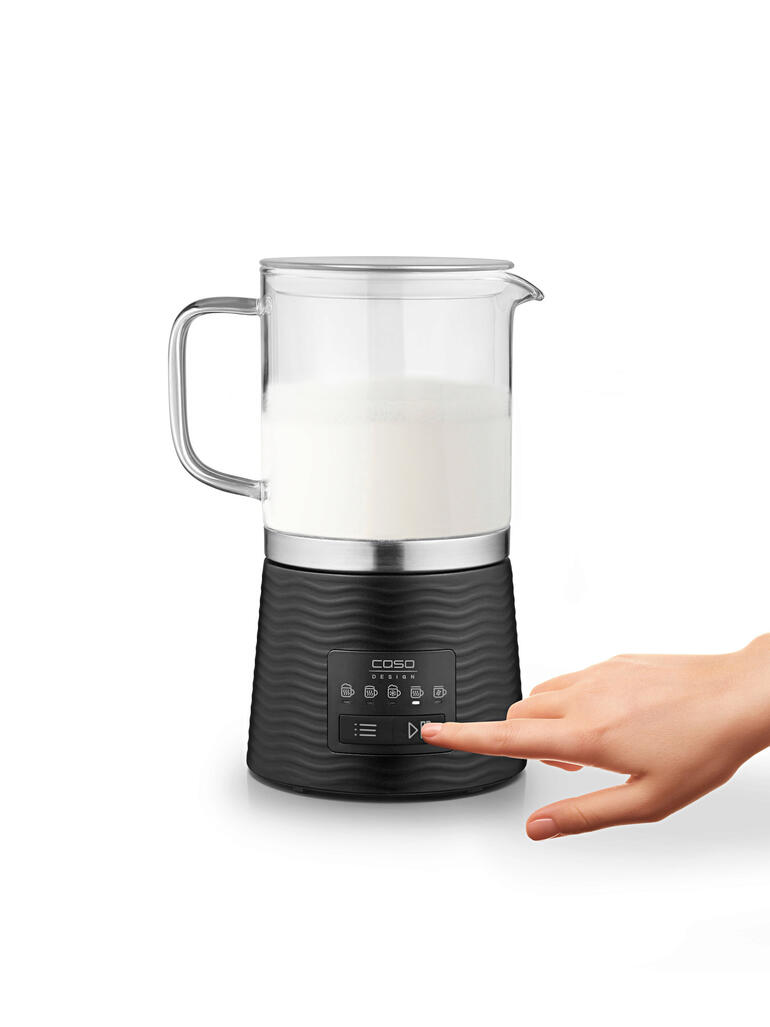 Mit übersichtlicher LED-Anzeige und intuitiver One-Touch-Bedienung. Design-Milchaufschäumer mit Hand, die die Taste drückt