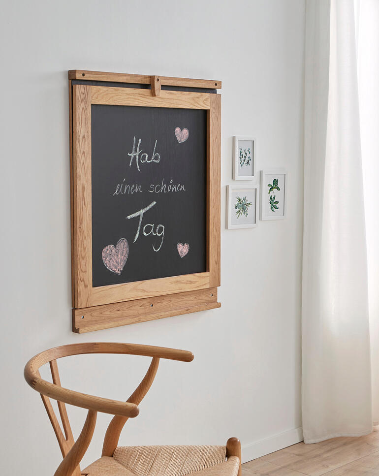 Hochgeklappt ein vielseitiges Memoboard für To-do-Listen, Termine, liebe Grüße, ... Wand-Klapptisch mit Tafel und Kreidetafel für Notizen.