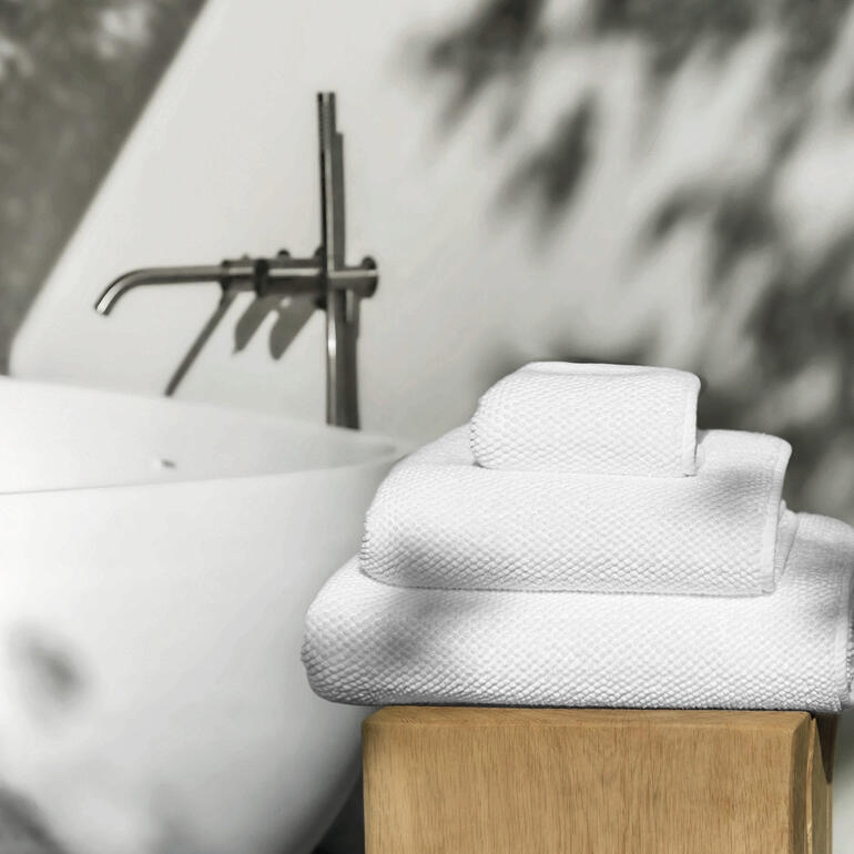 Graccioza Luxus-Tücher gestapelt auf einem Holzgestell.