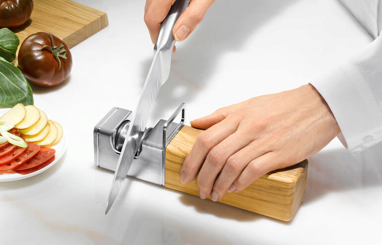 Im 15-17°-Winkel erhalten Sie einen gleichmäßigen, scharfen und stabilen Schliff. Hand beim Schneiden mit einem Design-Rollschleifer