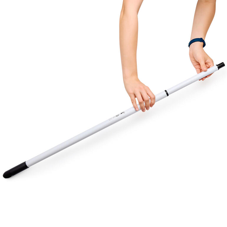 Benutzer hält den Fugenkratzer mit Verlängerungsstangen.