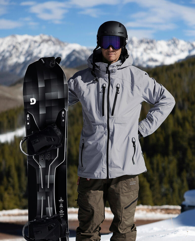 Person steht auf einer Skipiste mit einem Doubledeck®-Snowboard.