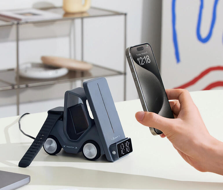 Qi-Lade-Stapler mit Smartphone, welches aufgeladen wird, und digitaler Uhranzeige.