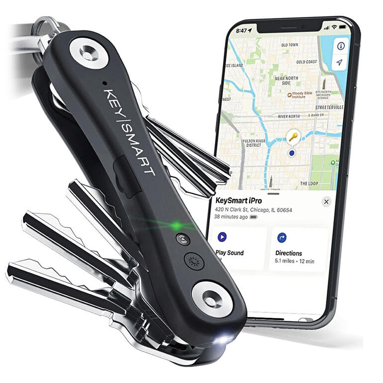 Smarter Schlüssel-Organizer in der Hand, neben einem Smartphone mit Karten.
