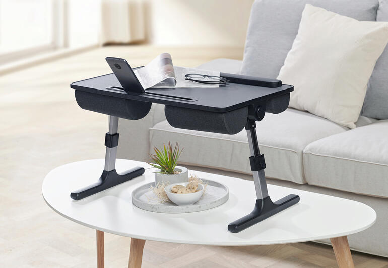 Im Handumdrehen wird aus dem Laptopkissen ein praktischer Tisch. 2-in-1 Laptopkissen als Tisch in Verwendung, mit Smartphone und Brille.