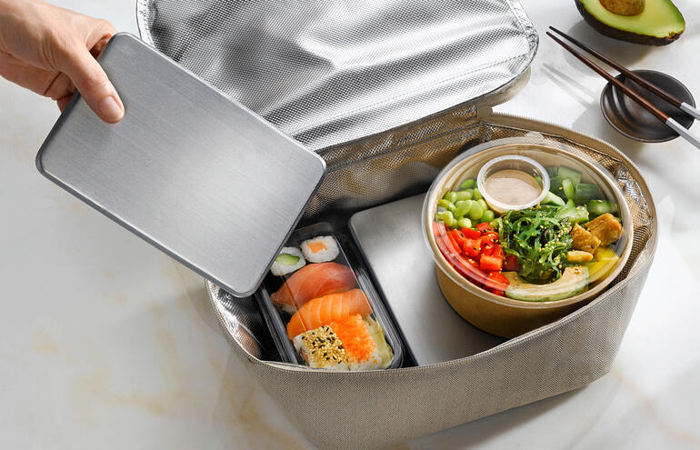 Edelstahl-Kühlakku wird in eine Kühltasche mit Essen eingelegt.