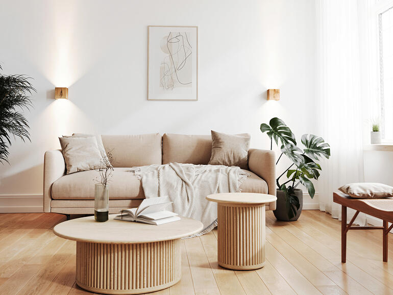 Akku-Wandleuchte Kubus Wandleuchte Cubus aus Eiche neben einem modernen Sofa im Wohnzimmer