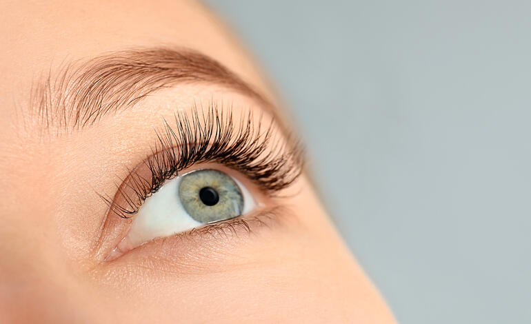 CILAMOUR RAPIDE Wimpern-Serum Nahaufnahme eines Auges mit langen Wimpern, nach dem Auftragen des Wimpernserums.