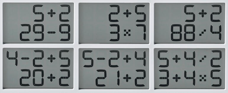 6 Schwierigkeitsstufen – von Grundschulniveau bis Profi. Mathematik-Tischuhr mit verschiedenen Rechenaufgaben auf dem Display