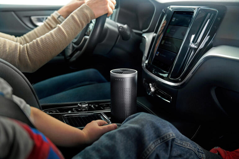 Mobiler 2-in-1 Luftreiniger Mobiler 2-in-1 Luftreiniger im Auto zwischen Fahrersitz und Kindersitz