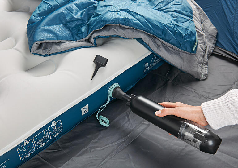 Kann Luftmatratzen, Schwimmreifen & Co. aufblasen. 2-in-1 Akkusauger reinigt eine aufgeblasene Luftmatratze.