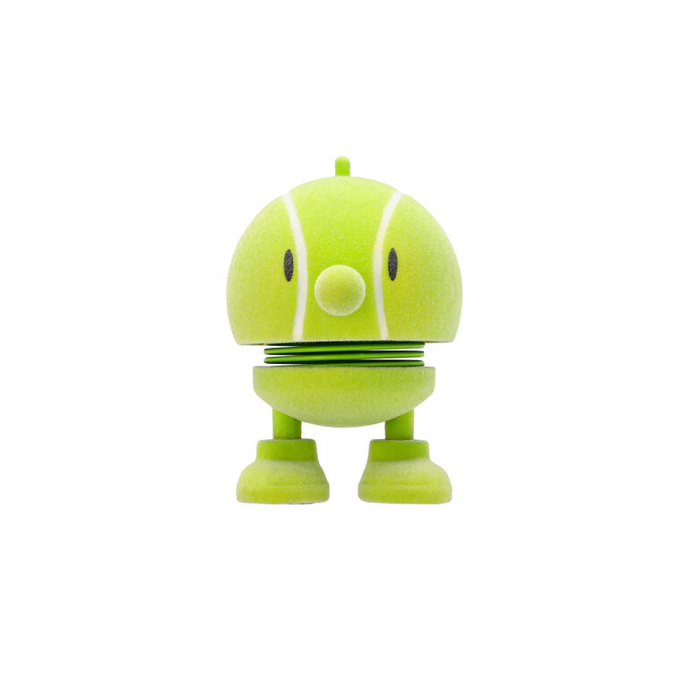 Tennis Grüne Hoptimist Figur im Tennisball-Design auf weißem Hintergrund.