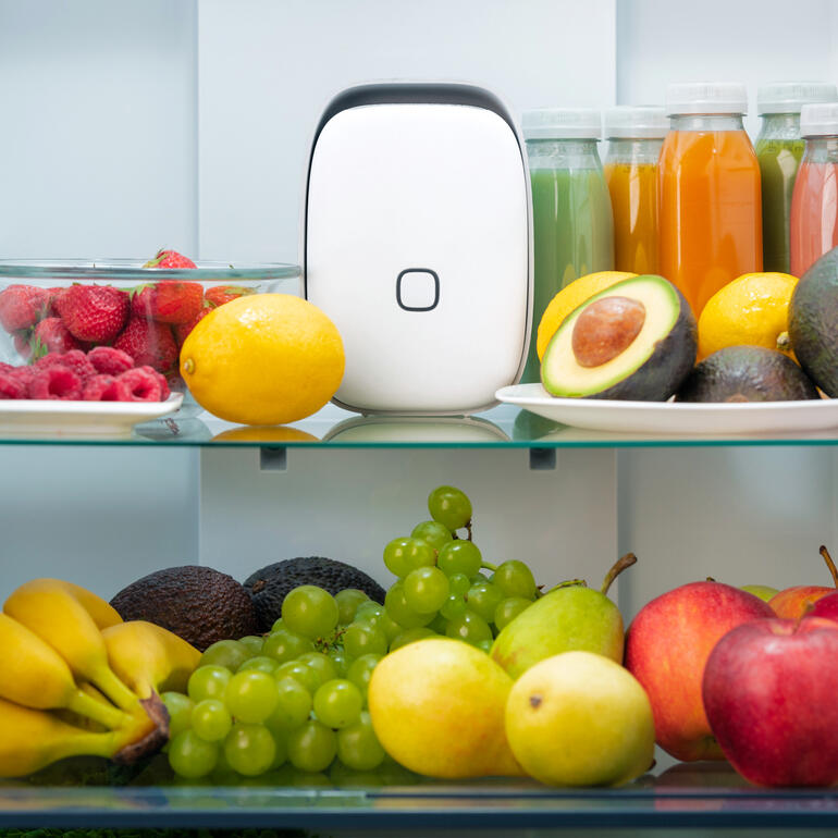 Vitesy Shelfy, ein smarter Kühlschrankreiniger, umgeben von frischen Lebensmitteln.