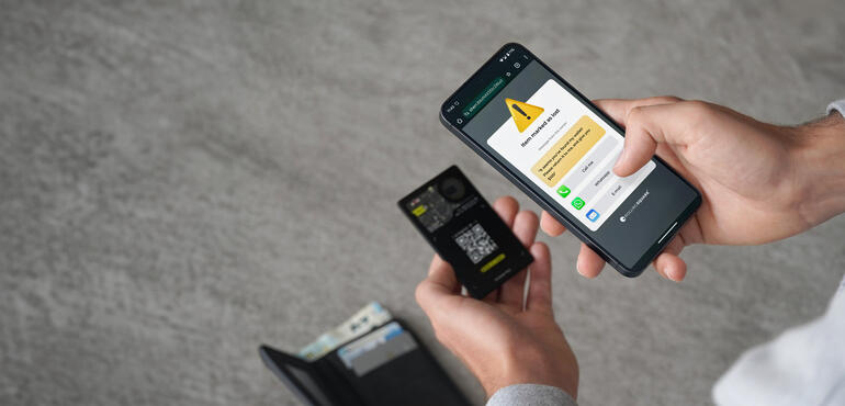 Handy zeigt eine Warnung mit AirCard Pro Apple