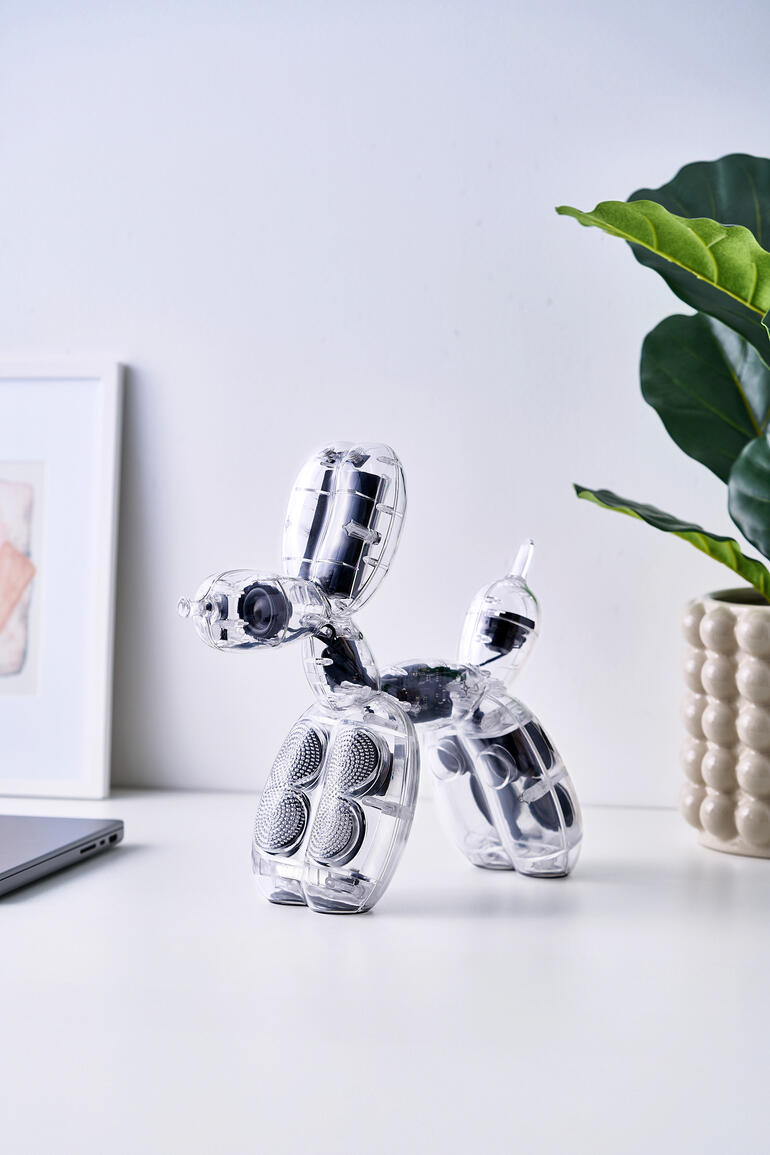 Skulpturaler Lautsprecher in Form eines Hundes aus Luftballons.