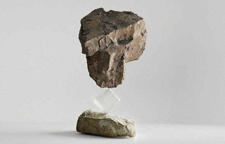 Schwebender Felsen über einem Glas, das Teil eines 4er Sets ist.