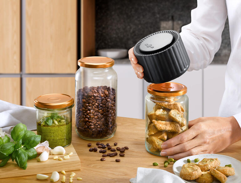 Vakuumierer für Einmachgläser auf einer Holzoberfläche