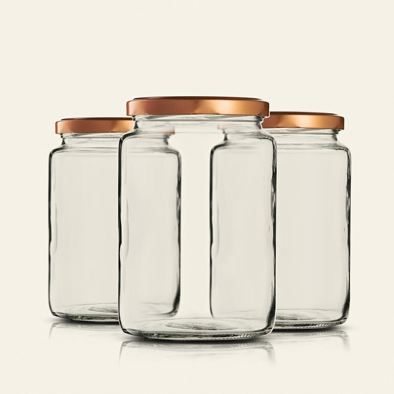 Drei große Einmachgläser mit goldenen Deckeln