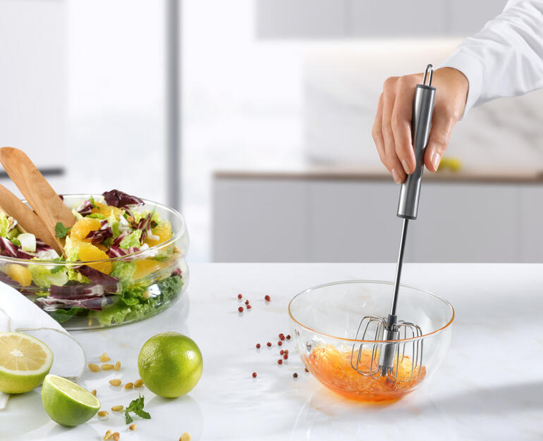 Halbautomatischer Schneebesen in einer Schüssel mit Salad