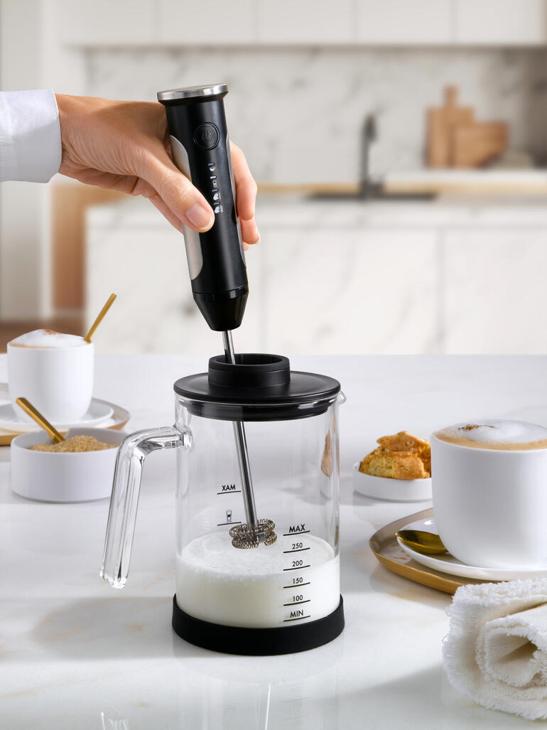 Akku Milchaufschäumer in Benutzung mit Milch