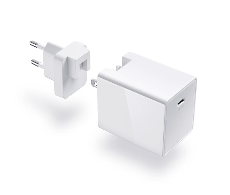 Weißer USB-Ladeadapter mit abnehmbarem Stecker.