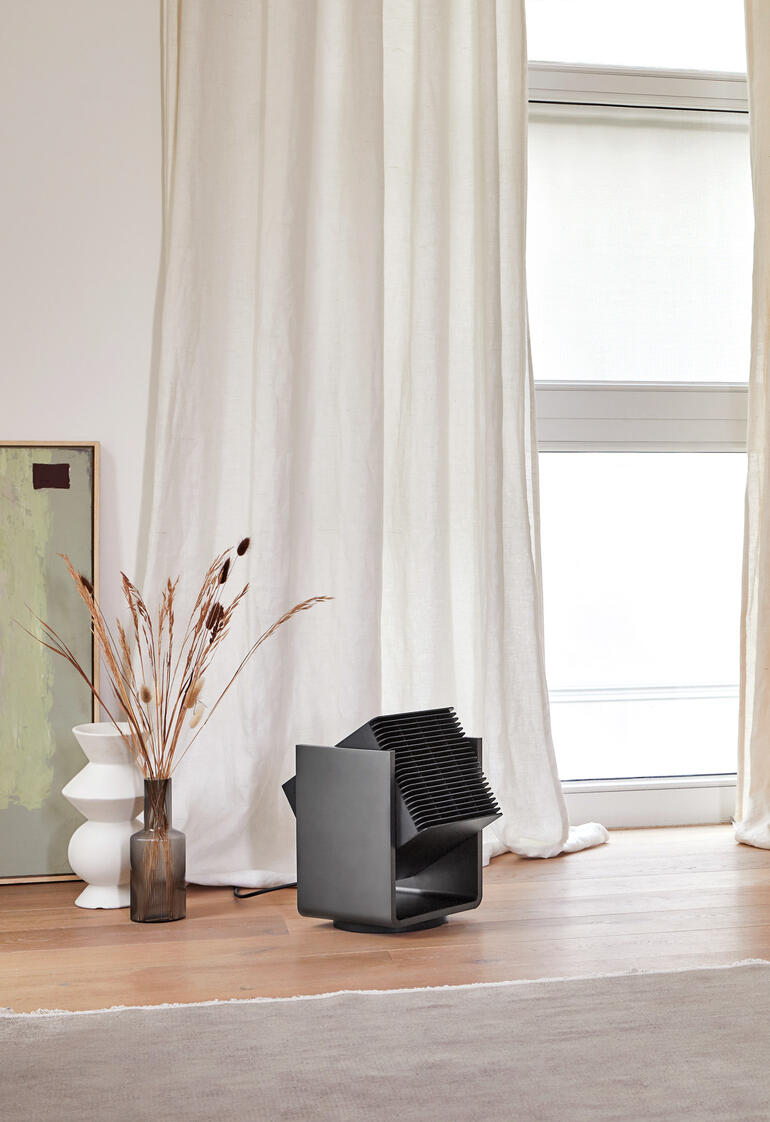 ALEX 2-in-1 Heizgerät und Ventilator in modernem Wohnraum.