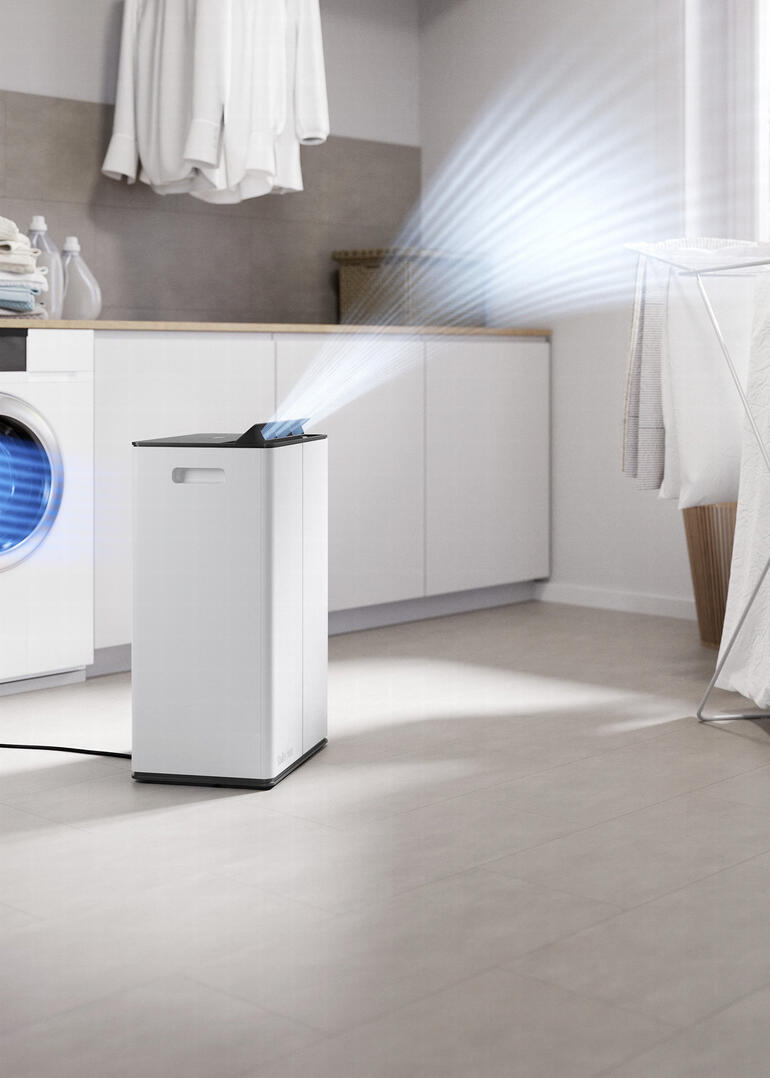 Lukas Pro in weiß, der den Wäschekorb beschießt.