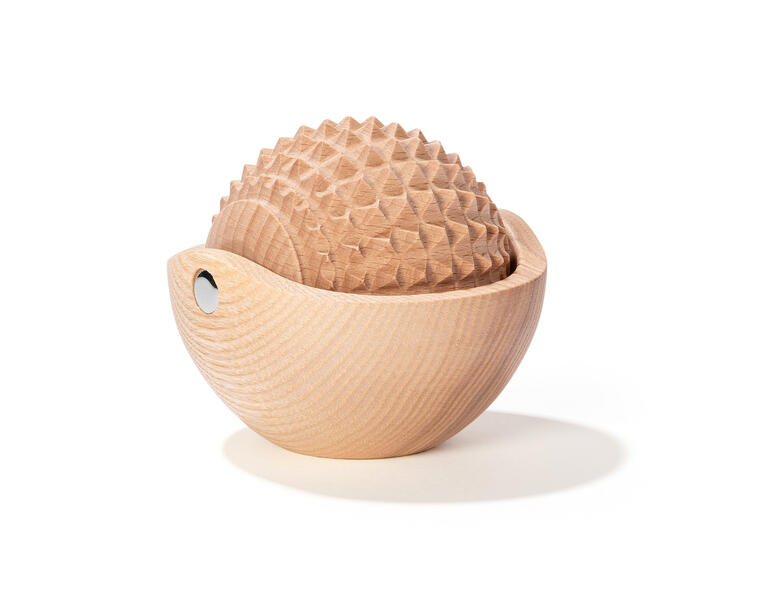 Holzigelroller in einer Halbschale aus Holz