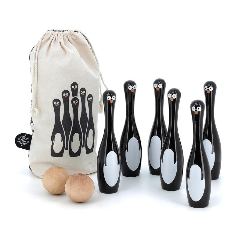 Pinguin Kegel-Set mit sieben Kegeln und zwei Holzkugeln in einem Baumwollsack.