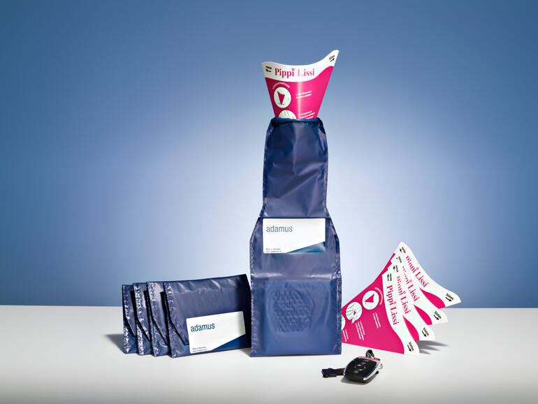 Fünf Reise-Toiletten in kompaktem Design, ideal für den mobilen Einsatz.