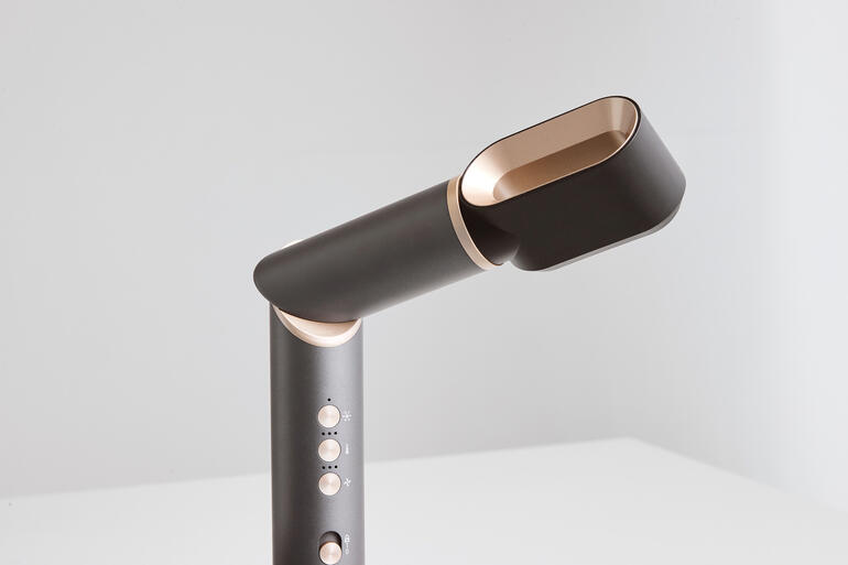 Detailansicht eines 12-in-1 Hair-Stylers mit Bedienelementen.