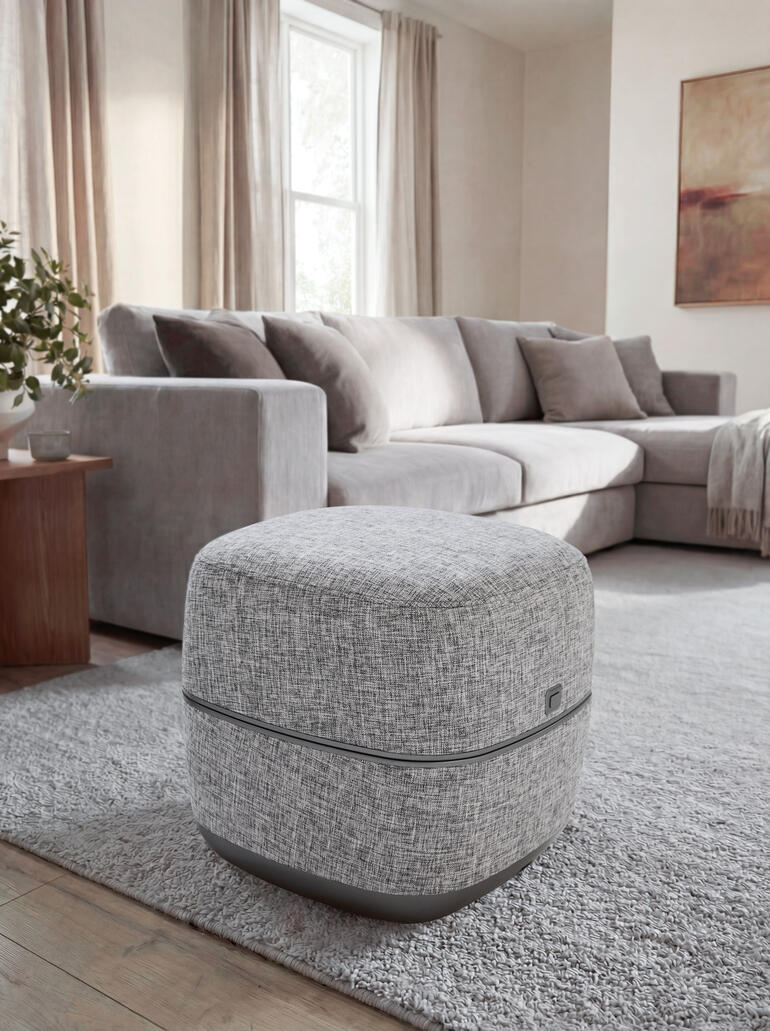 Design-Fußmassage-Hocker in einem stilvollen Wohnzimmer.