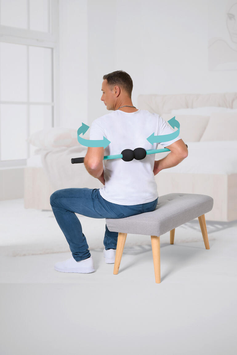 Mann mit einem Wirbelsäulen-Trainingsstab, der seine Rückenmuskulatur trainiert.