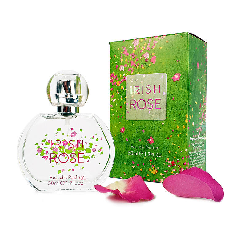 Flakon von Irish Rose Parfüm mit rosa Blütenblättern im Vordergrund.