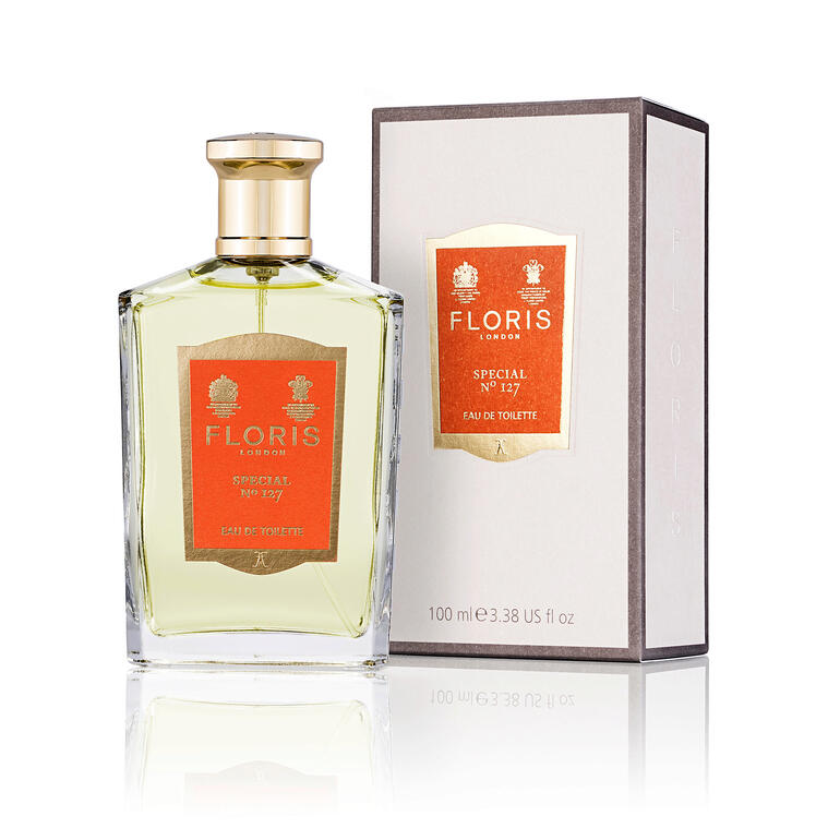 Flakon von Floris No. 127 Parfum auf hellem Hintergrund.
