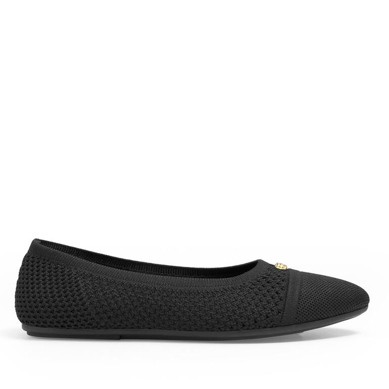 Schwarze Mesh Ballerina mit goldener Zierschnalle seitlich.