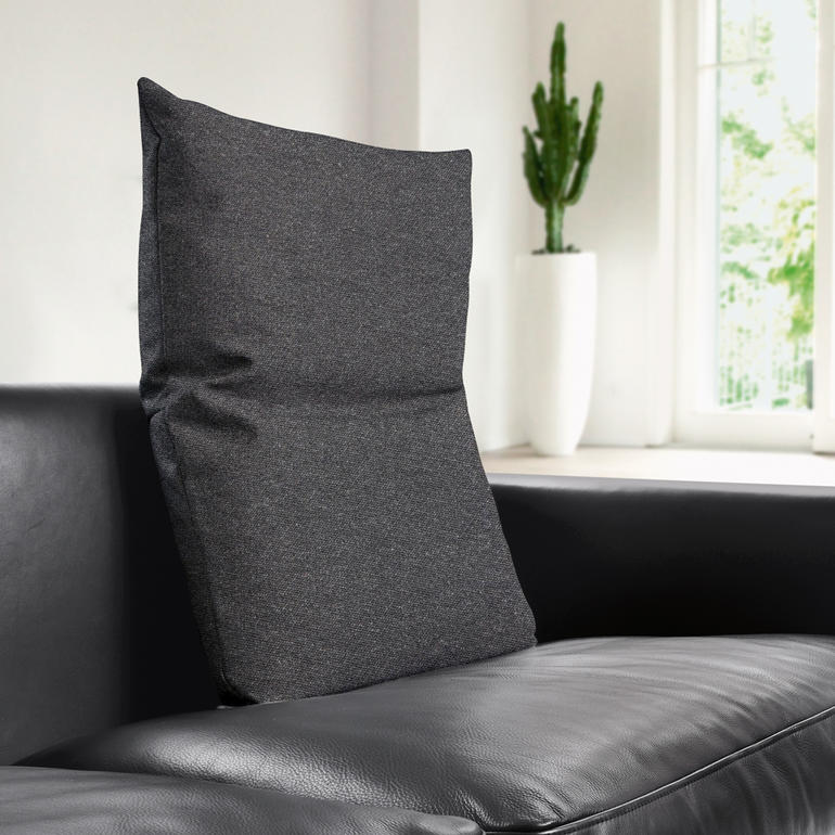 Anthrazit Rückenkissen auf einer schwarzen Couch.
