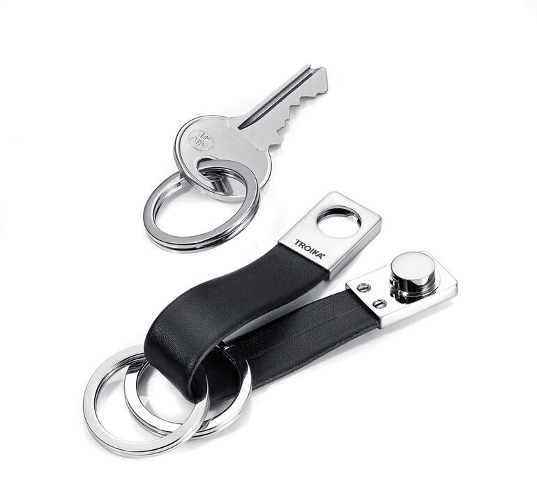 Schlüssel und Schlüsselhalter Twister in Schwarz und Silber.