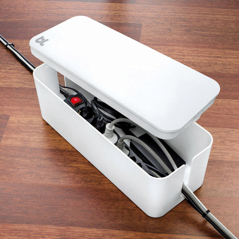 Weiße CableBox™ mini mit geöffnetem Deckel und versteckten Kabeln.