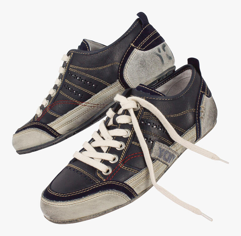 Sneaker in Blau- und Grautönen, mit weißen Schnürsenkeln.