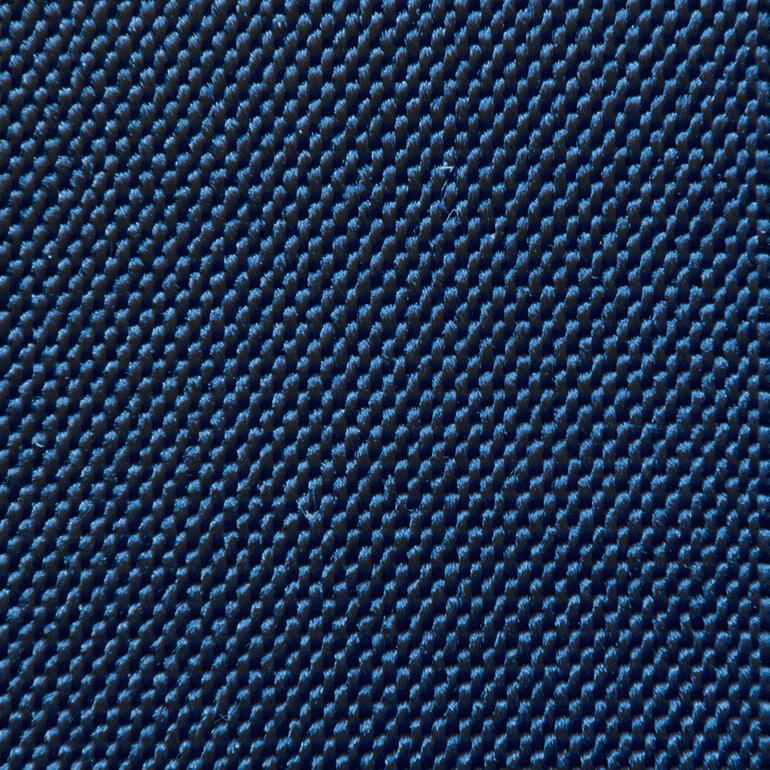 Navy Nahaufnahme des blauen Stoffs der Albert Thurston Hosenträger.
